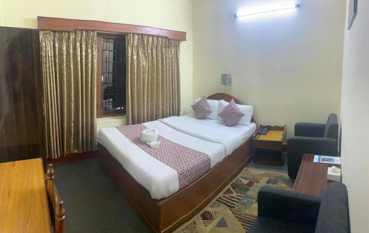 Hotel Blue Magnet Pokhara Buitenkant foto
